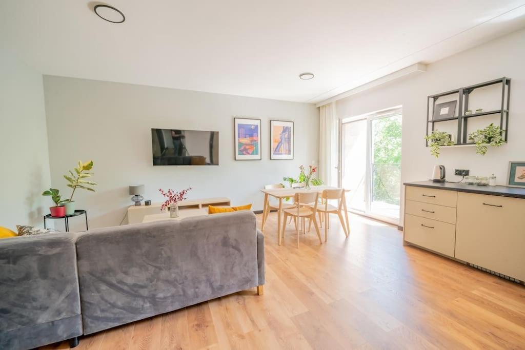 New & Cozy By The Park Apartment *